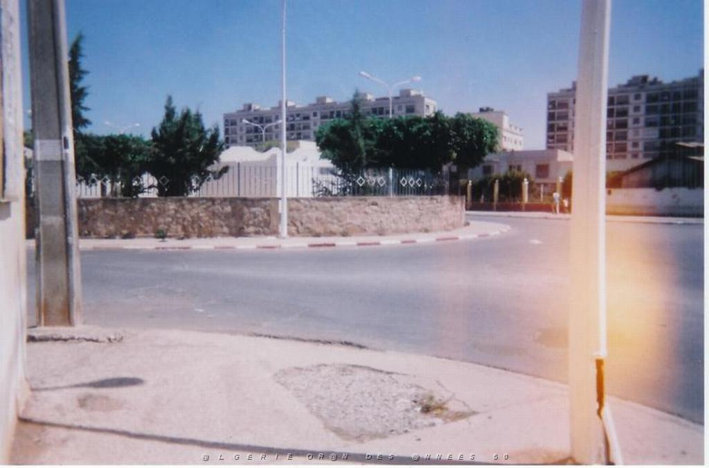 MARAVAL LE MAUSOLEE DE SIDI SNOUSSI ET LES HLM.JPG